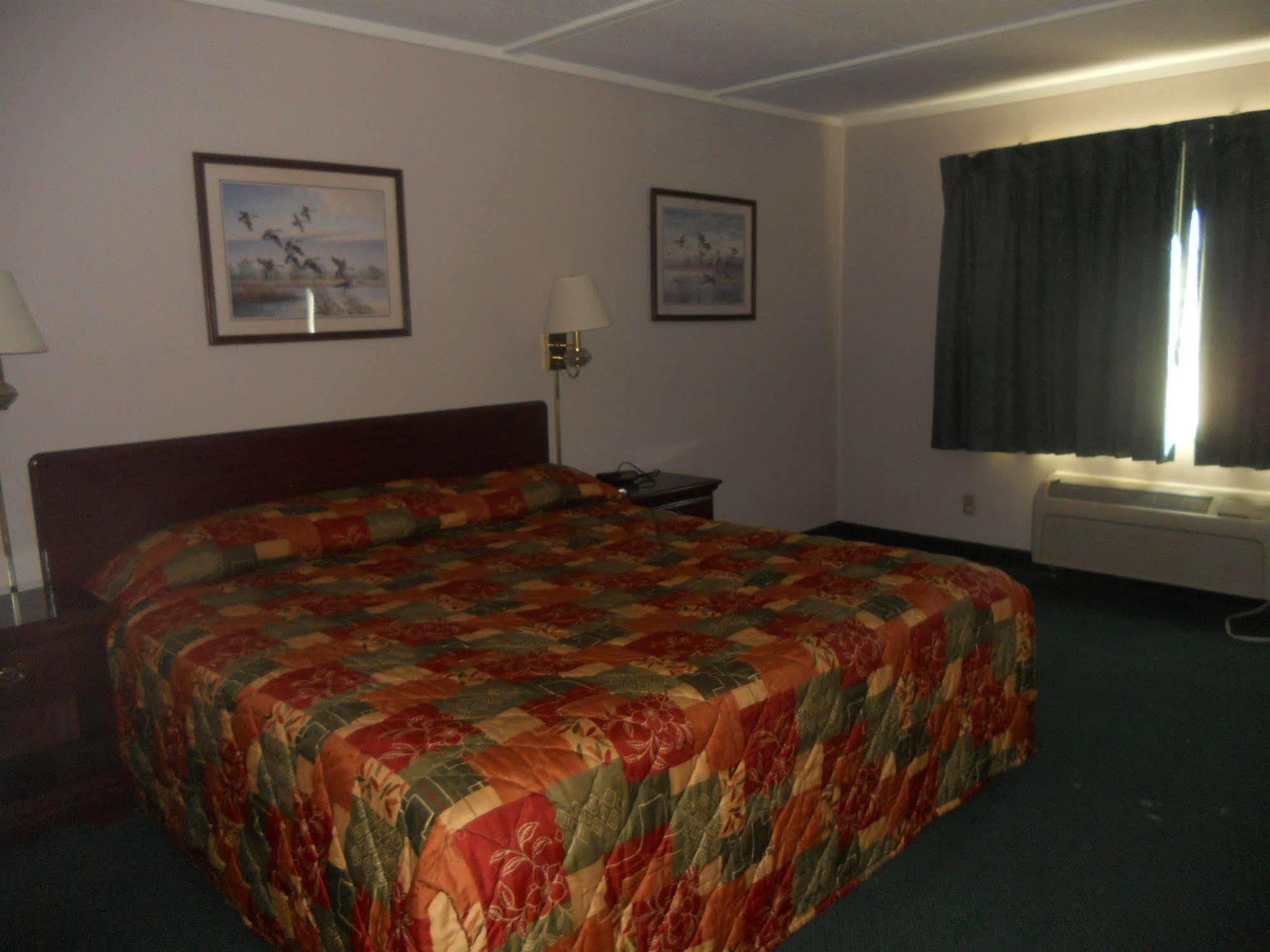 Rapids Inn & Suites Wisconsin Rapids Exterior foto
