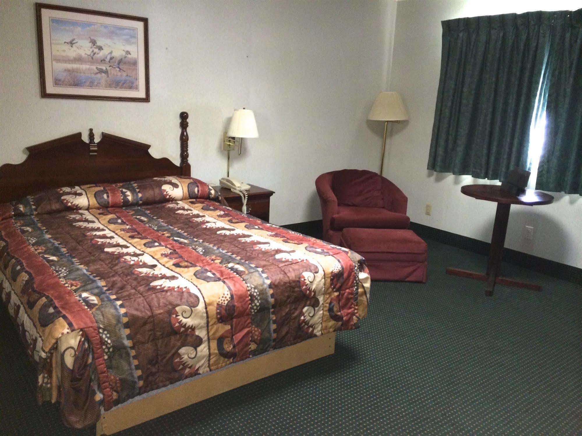 Rapids Inn & Suites Wisconsin Rapids Exterior foto