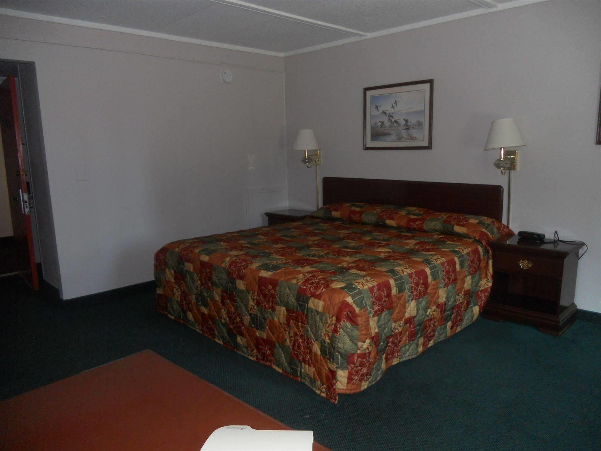 Rapids Inn & Suites Wisconsin Rapids Exterior foto